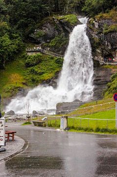 Steinsdalfossen in Noorwegen van Remco de Zwijger