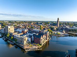 Luftaufnahme der Stadt Zwolle während eines Sonnenuntergangs im Sommer
