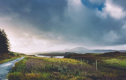 Isle of Skye in Invernesse. Vredige, verlaten plekken in Schotland. Veenmoerassen, zure grassen, overstroomde wetlands met weinig vegetatie.