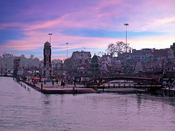 Stadsbeeld van Haridwar aan de rivier de Ganges in India bij zonsondergang van Eye on You