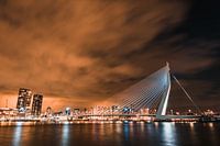 Rood wit blauwe Erasmusbrug met oranje wolken