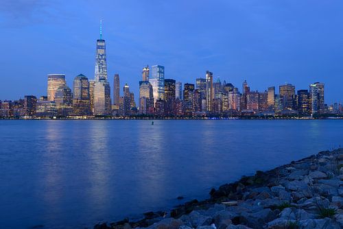 Die Skyline von Lower Manhattan in New York am Abend