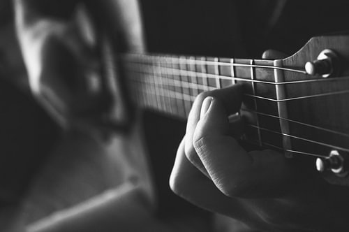 Gitaar spelen, speel een liedje voor mij