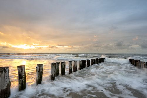 Fine Art landschap van een golfbreker tijdens de zonsondergang van John van de Gazelle fotografie