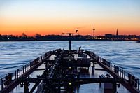 Zonsopkomst op rivier de Rijn vanaf een binnenvaart tanker
