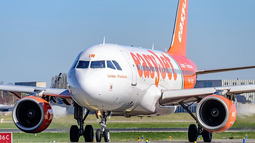 EasyJet Airbus A319-111 met speciaal kleurenschema. van Jaap van den Berg