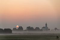Église près de Simonshaven dans le brouillard