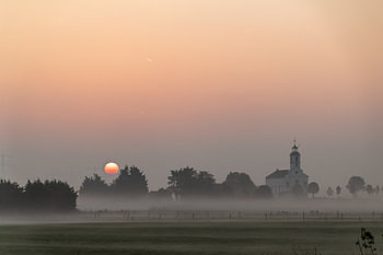 Kirche bei Simonshaven im Nebel
