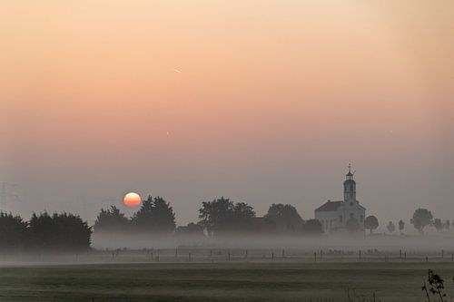 Kerkje bij Simonshaven in de mist