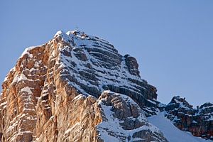 Über die Schulter zum Gipfelkreuz am Dachstein
