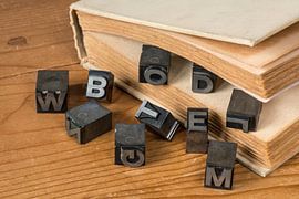 Oude loden drukletters in antiek boek van Tonko Oosterink