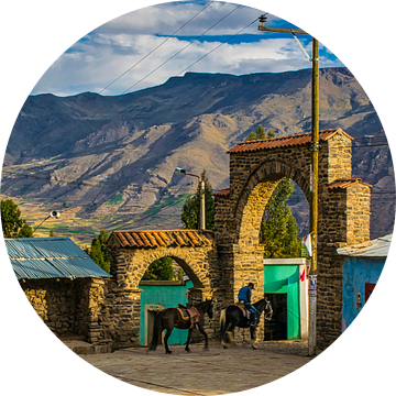 Dorpsplein van Coporaque met paarden in de avondzon, Peru