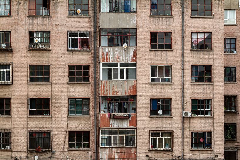 House facade of a block of flats by Roland Brack