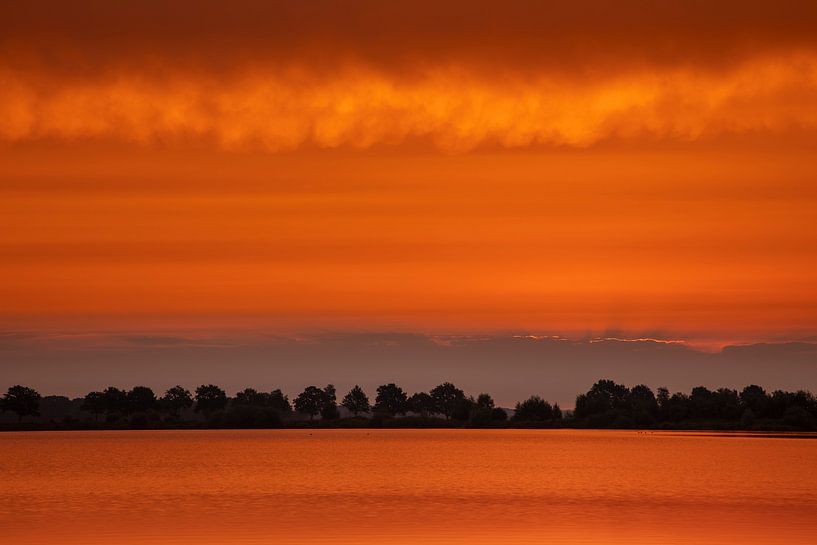 rot, rot, reflektiert, Wasser von Karin Broekhuijsen