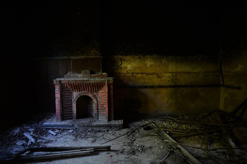 Open haard, zonder vuur.... by Arjan van Roon