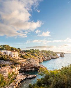 Blick über die Bucht von Cala Llombards zum Sonnenaufgang, Mallorca
