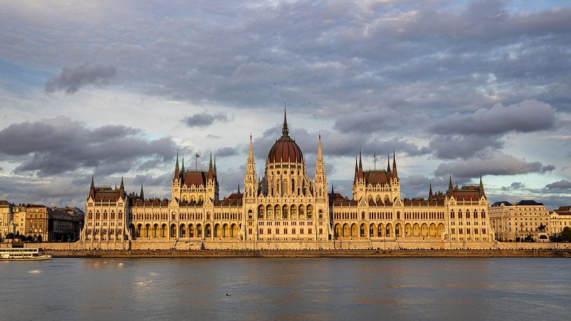 Das ungarische Parlament in Budapest an der Donau von Roland Brack