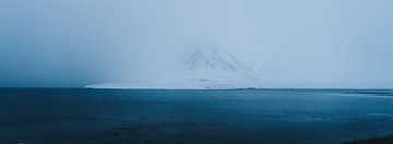 Kijkend over Seljafjordur fjord in IJsland van Henry Oude Egberink