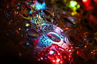 Wassertropfen auf beleuchteter Kunststofffläche