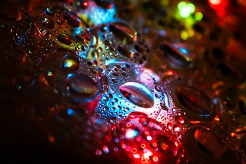 Waterdruppels op verlicht plastic oppervlak