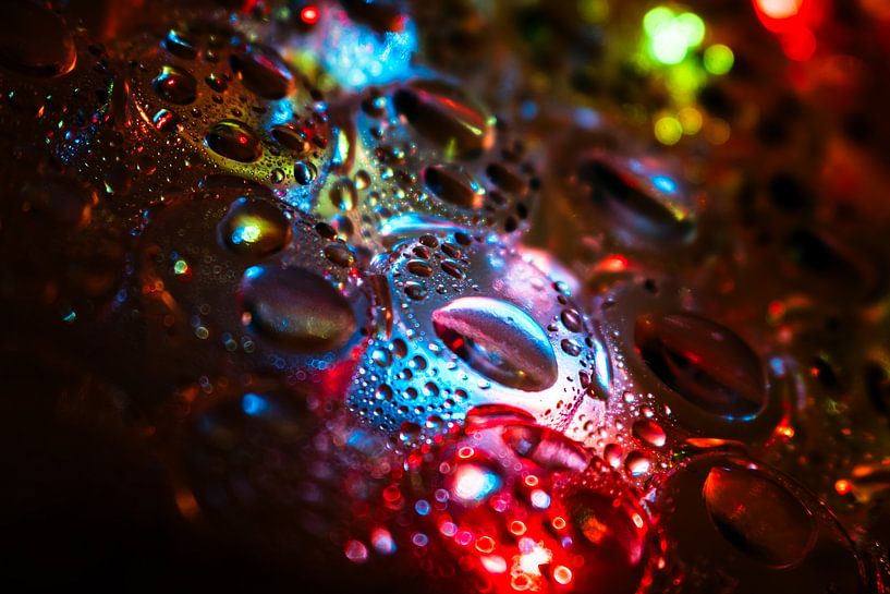 Waterdruppels op verlicht plastic oppervlak van Mixed media vector arts