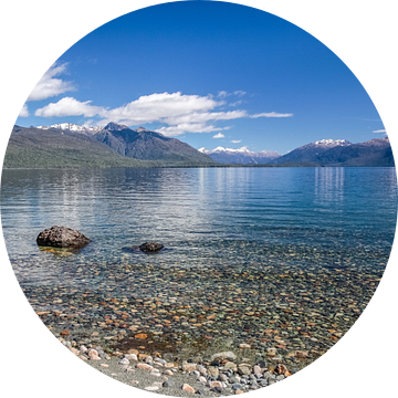 Kust van het Te Anau meer, Nieuw Zeeland van Christian Müringer