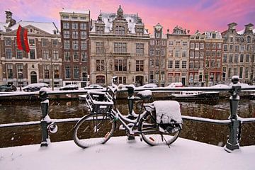 Besneeuwd Amsterdam op de grachten met zonsondergang van Eye on You