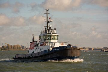 Tug VB Furie En route in the port of Rotterdam. by scheepskijkerhavenfotografie