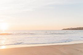 Surfer beim Sonnenuntergang - Mexiko Pazifik Ozean - Surfer at Sunset in Zicatela von Franci Leoncio