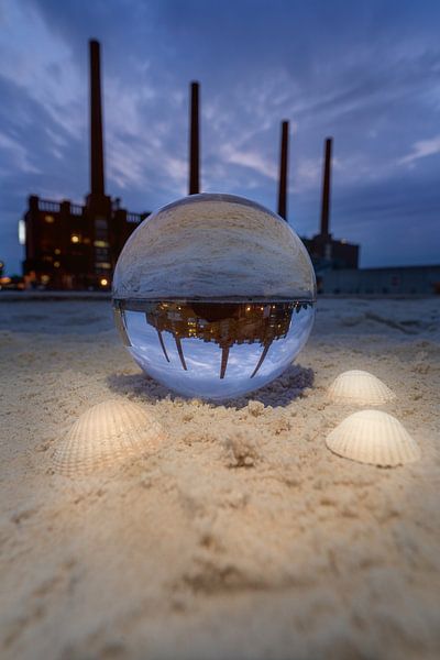 Boule de verre sur la plage de l'Autostadt par Marc-Sven Kirsch