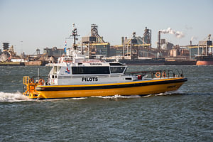 Das Lotsenboot Orion ist im Hafen von IJmuiden unterwegs.