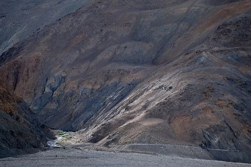 Berghang im Himalaya in der aufgehenden Sonne
