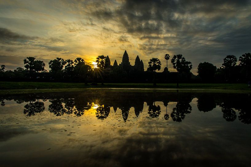 Zonsopkomst bij Angkor Wat in Cambodja van Nico  Calandra