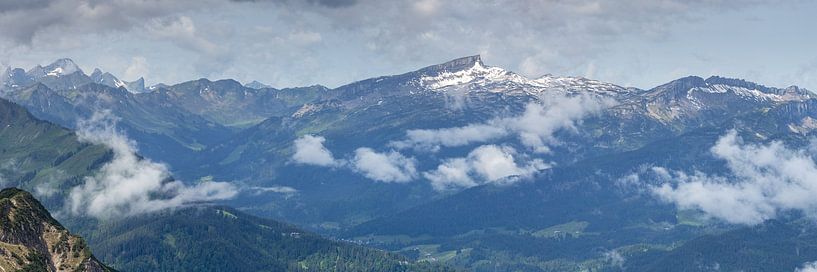 La poésie de la montagne - Le Hohe Ifen dans un jeu de lumière et de nuages par Walter G. Allgöwer