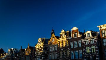 Zonnige ochtend aan het Rokin, Amsterdam. van Peter Nederlof