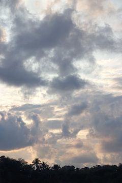 Verträumte Wolken | Blau | Mexiko | Naturfotografie von Kimberley Helmendag