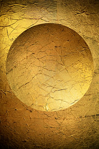 Runde Kugel in Gold. Minimalismus. 2