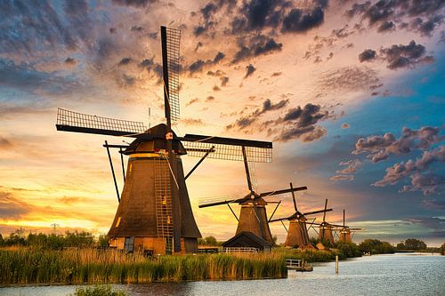 Moulins à vent dans la lumière du soleil sur Jim Looise