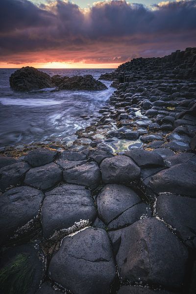 Giant's Causeway in Irland bei Sonnenuntergang von Jean Claude Castor