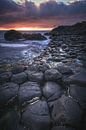 Giant's Causeway in Irland bei Sonnenuntergang von Jean Claude Castor Miniaturansicht