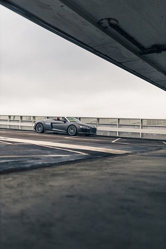 Audi R8 V10 in een Stijlvolle Parkeergarage met Zacht Licht