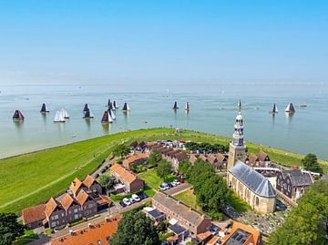 Luchtfoto van een wedstrijd skutsjessilen op het IJsselmeer bij Hindeloopen in Friesland Nederland van Eye on You