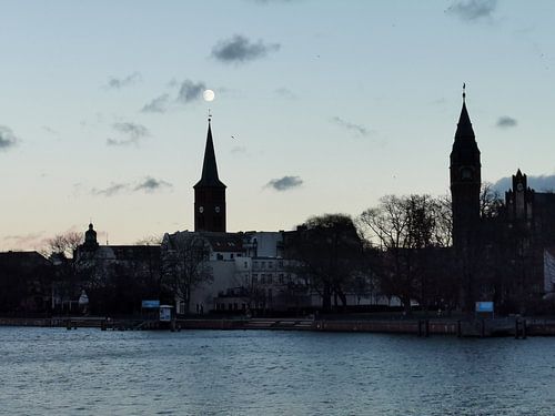 Lune au-dessus de la vieille ville de Köpenick sur Spindlersfeld in Bildern