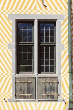 Vergittertes Fenster am Ledenhof, ehemaliges Herrenhaus eines Adelshofes, Sitz des Literaturbüros We