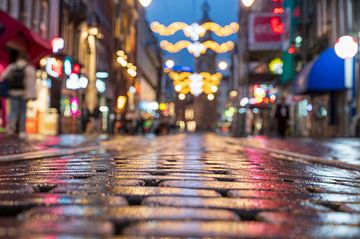 Beleuchtete Einkaufsstraße in der Innenstadt von Amsterdam von Sjoerd van der Wal Fotografie