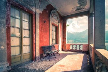 Verlassene Villa mit Blick auf den Lago Maggiore von Truus Nijland