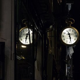 Weerspiegeling van een uurwerk in een Amsterdamse straat van Martin Boerman