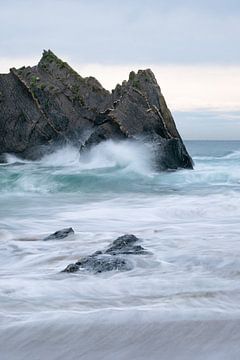 Rocher dans le ressac sur la côte du nord de l'Espagne sur Detlef Hansmann Photography