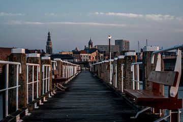 Stille Havenpier bij Schemering Stadsverlichting en Rust Vlissingen van Femke Ketelaar