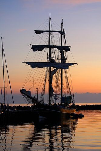 Silhouet van zonsondergang Aangemeerd Hoog Schip